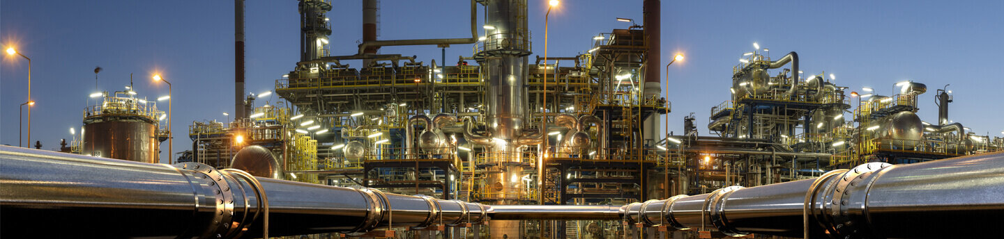 Pipelines, die zu einer Ölraffinerie führen.