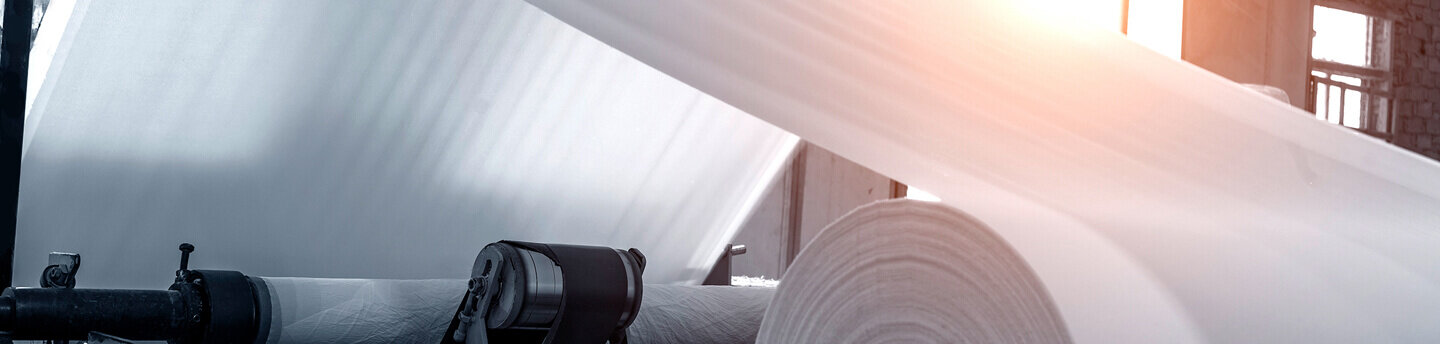 Maschine zur Herstellung von Papierrollen.