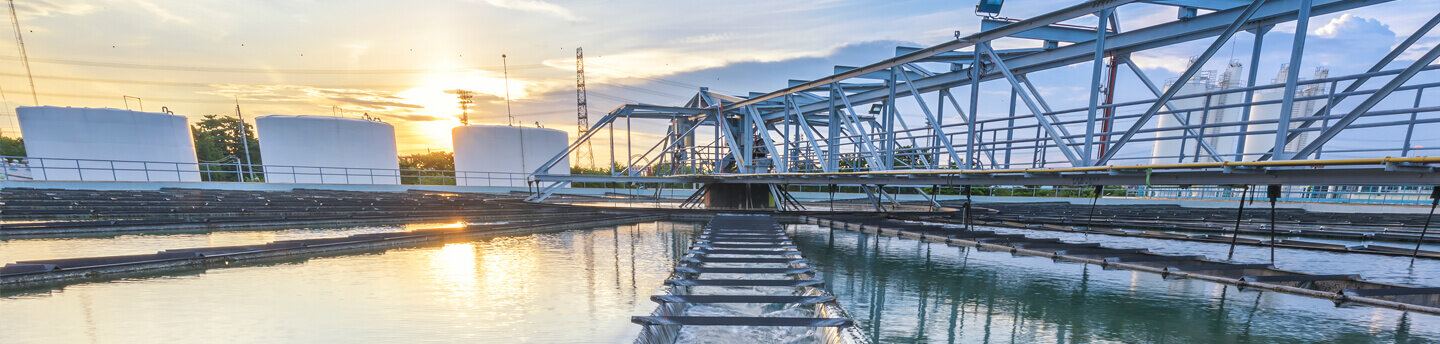 Wasseraufbereitungsanlage bei Sonnenuntergang.