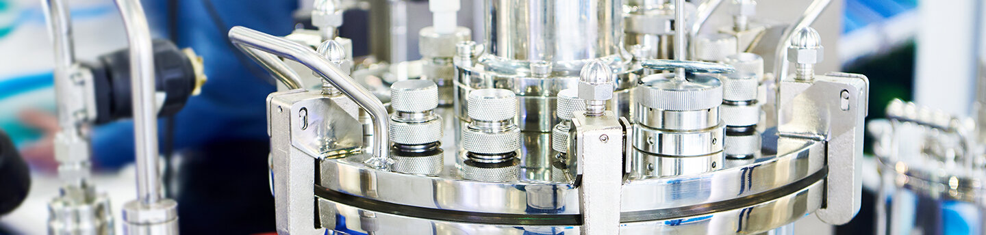 Automatisches Reaktorsystem in einem Labor.