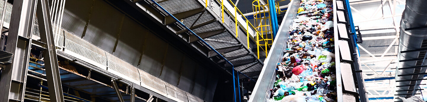 Förderband in einer Abfallverwertungsanlage.