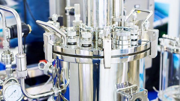 Hygienische Edelstahl‑Messtechnik für Druck und Temperatur in biotechnologischen Prozessanlagen.