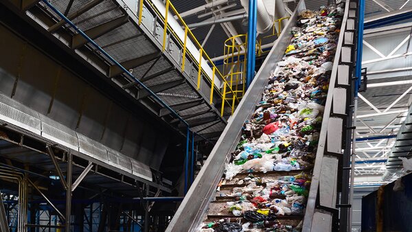 Korrosions‑ und feuchtigkeitsbeständige Messtechnik für Druck und Temperatur in der Recyclingindustrie.