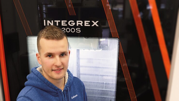 Ein Mitarbeiter steht an einer Multi-Funktions-Maschine.