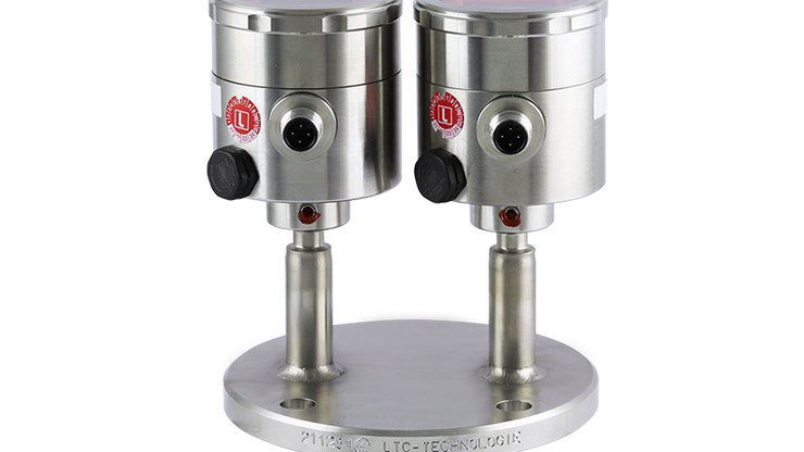 2 Druckmessumformer montiert auf einem Druckmittler mit LTC-Membran.